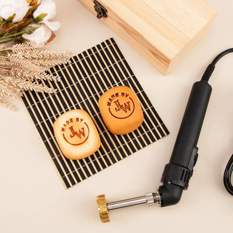 Timbres en cuir personnalisés  - Woodworking Logo Design avis et prix